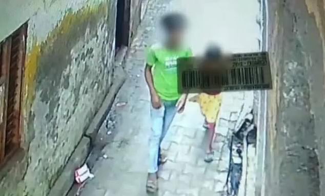 El joven (en la foto de arriba con la niña de seis años) atrajo a la niña a una casa abandonada en Baghpat, en el estado norteño de Uttar Pradesh, el fin de semana, según los medios indios.