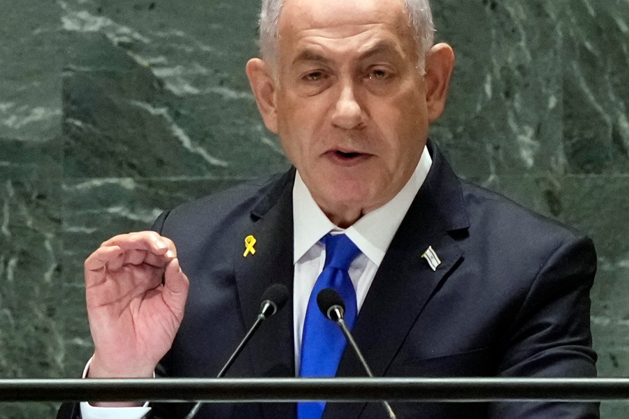 Netanyahu de Israel fortalece su mandato al agregar un rival a su gabinete
