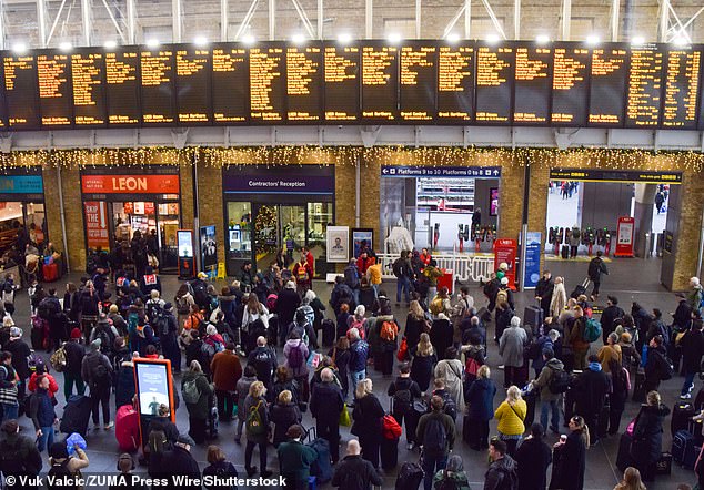 Los pasajeros esperan actualizaciones en los paneles informativos de la estación King's Cross de Londres durante la temporada festiva del año pasado.