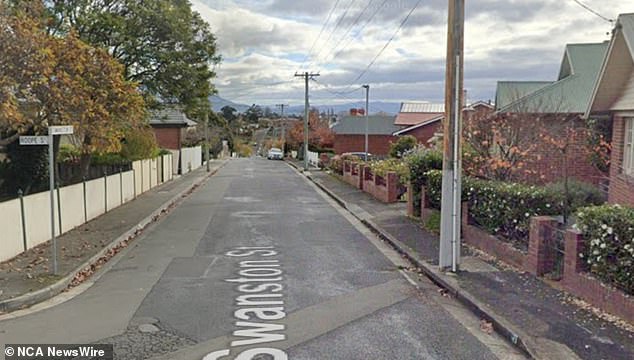 A murió después de ser encontrado inconsciente en Swanson Street, en New Town, Hobart, en la madrugada del viernes.