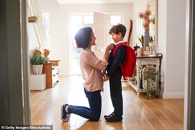 Otoño: temporada en la que las redes sociales se llenan de retratos de regreso a clases, niños en las puertas de sus casas con blazers demasiado grandes y zapatos demasiado brillantes (imagen de archivo)