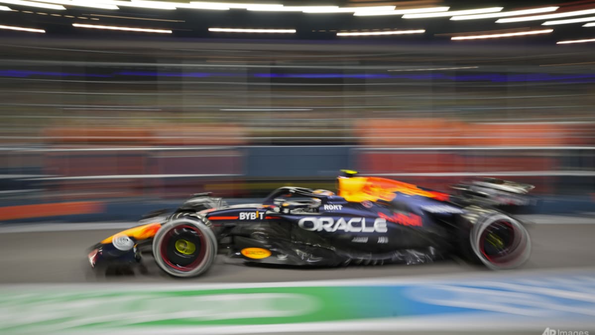 Norris pone a McLaren en cabeza en Singapur, Russell se estrella
