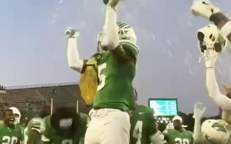 North Texas Star Ridge Texada rinde homenaje a Steve Austin después de una intercepción que cambió el juego contra Stephen F. Austin
