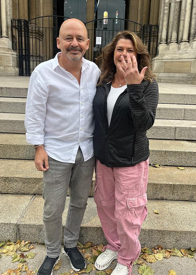 Gian Perroni, de 62 años (izquierda) y Angela Harsanyi, de 53 años (derecha) están comprometidos después de conocerse en Belfast después de que el crucero se atascara hace cuatro meses.