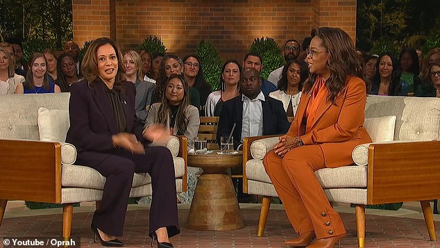 Oprah Winfrey (derecha) llenó su evento del jueves por la noche con la vicepresidenta Kamala Harris (izquierda) y estrellas de Hollywood uniéndose a la conversación a través de Zoom