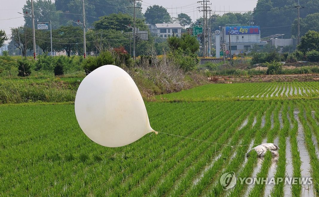 (LEAD) N. Korea sending balloons into S. Korea for 2nd consecutive day: JCS