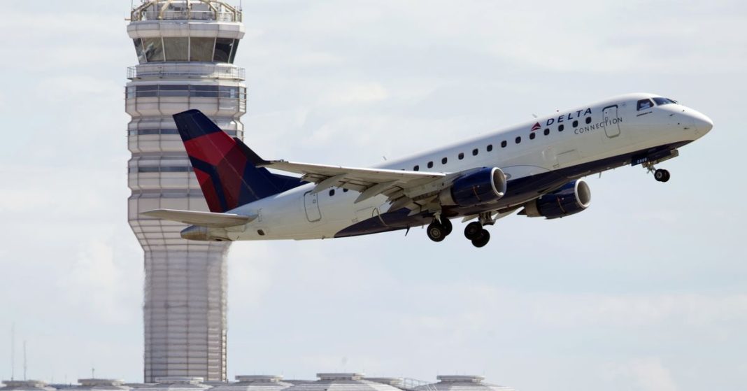 Pasajeros de avión sufren hemorragia de oídos y nariz en pleno vuelo
