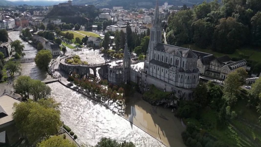 Peregrinos cristianos evacuados de Lourdes tras desbordamiento de río cercano
