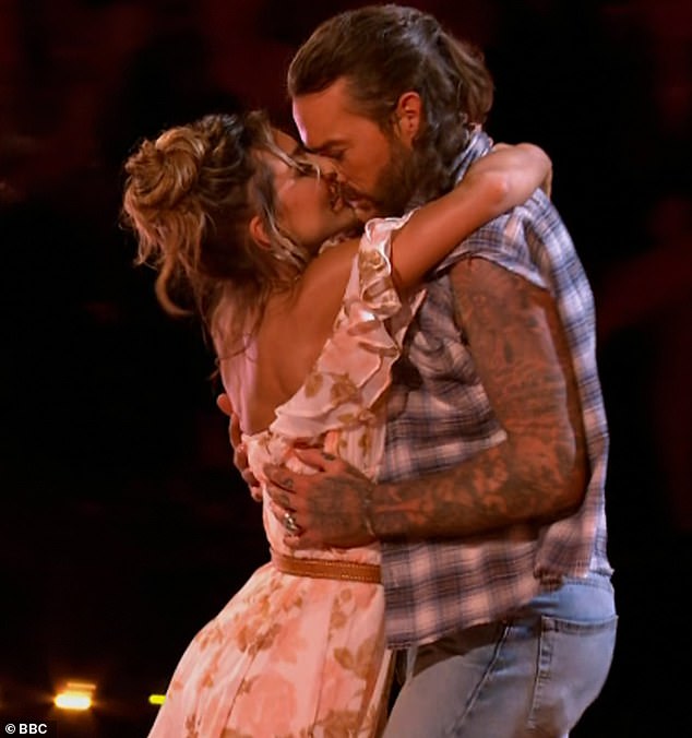 Pete Wicks, de 36 años, de Strictly Come Dancing, y su socia profesional Jowita Przystał, de 30, enloquecieron a los fanáticos después de casi besarse durante su apasionada actuación el sábado.