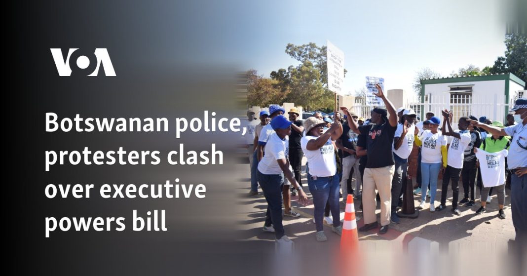 Policía y manifestantes de Botsuana se enfrentan por proyecto de ley sobre poderes ejecutivos
