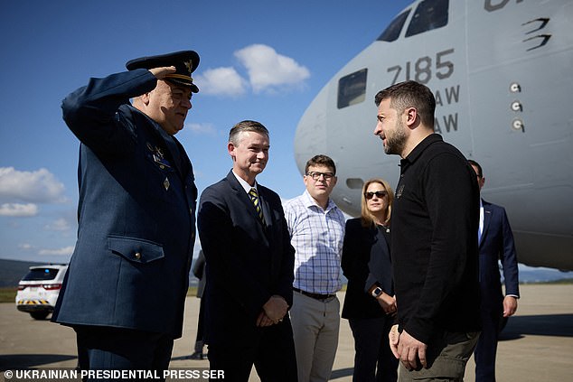 Esta fotografía tomada por el servicio de prensa presidencial ucraniano el 22 de septiembre de 2024 muestra al presidente de Ucrania, Volodymyr Zelensky, llegando para su visita a la planta de municiones del ejército de Scranton en Scranton, Pensilvania, el 22 de septiembre de 2024.