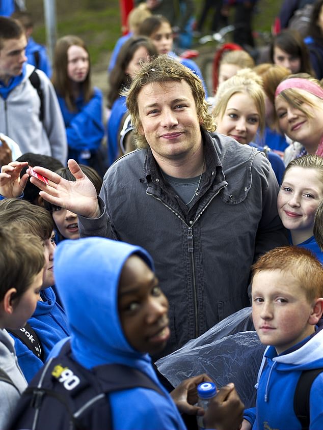 Jamie Oliver ha estado haciendo campaña durante años para que se ofrezcan alimentos más saludables a los niños en las escuelas, y ha puesto el foco en los Twizzlers de pavo en sus programas desde 2005.