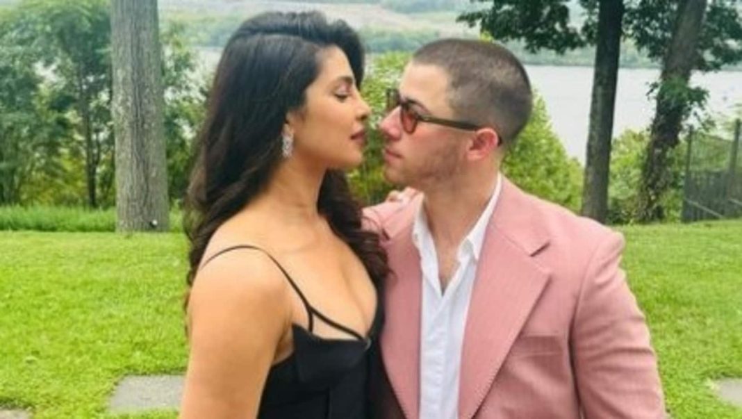 Priyanka Chopra deslumbra con un vestido negro y Nick Jonas luce un traje rosa en la boda de un amigo de la familia. Ver fotos
