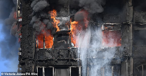 Fotografía de archivo del 14/07/2017 de columnas de humo de un incendio que ha envuelto la Torre Grenfell de 24 pisos en el oeste de Londres. El incendio de la Torre Grenfell fue 