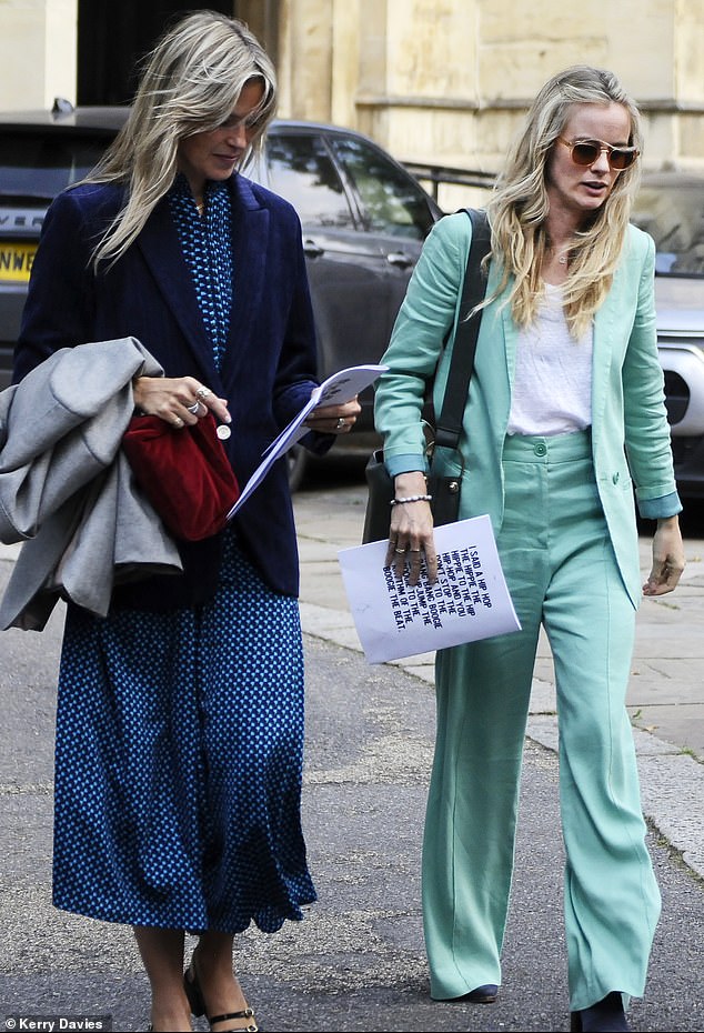 Cressida Bonas (derecha) llega al servicio conmemorativo de Pandora con un traje de pantalón verde pastel.