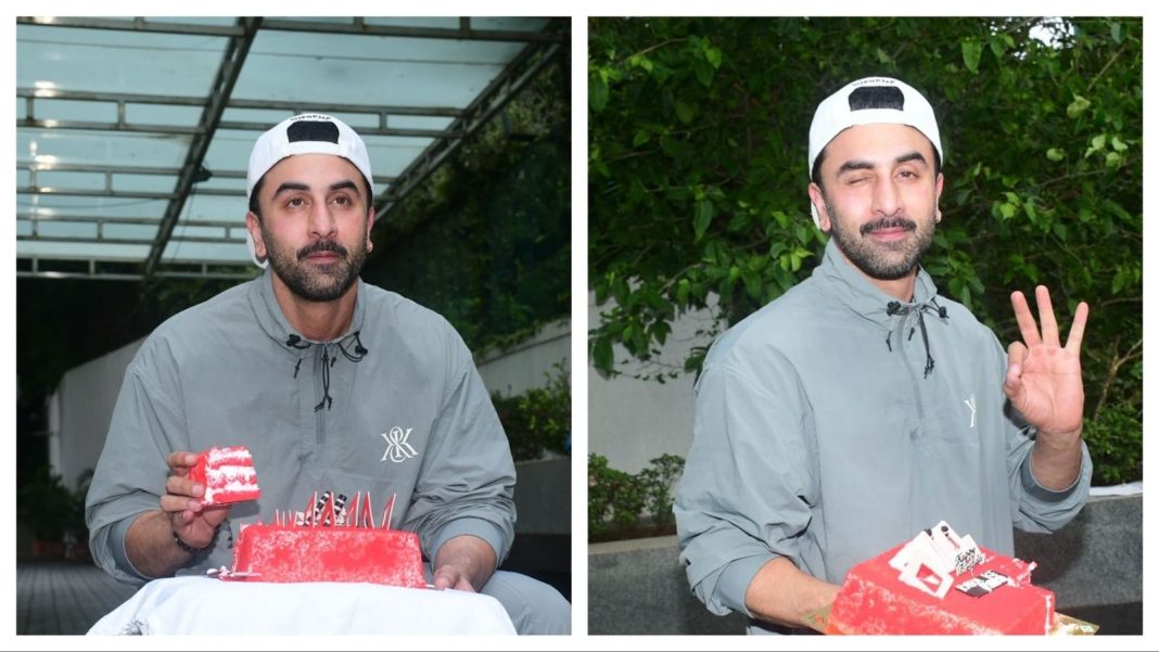 Ranbir Kapoor celebra su cumpleaños con paparazzi, corta pastel y se encuentra con sus fans. Mirar
