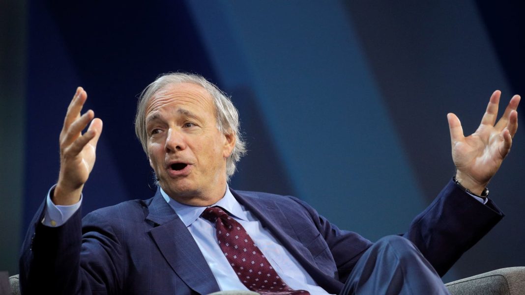 Ray Dalio dice que la Fed se enfrenta a un difícil acto de equilibrio mientras la economía enfrenta una 