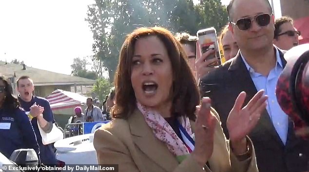 Kamala Harris protesta contra la deportación durante un desfile en Los Ángeles en 2019