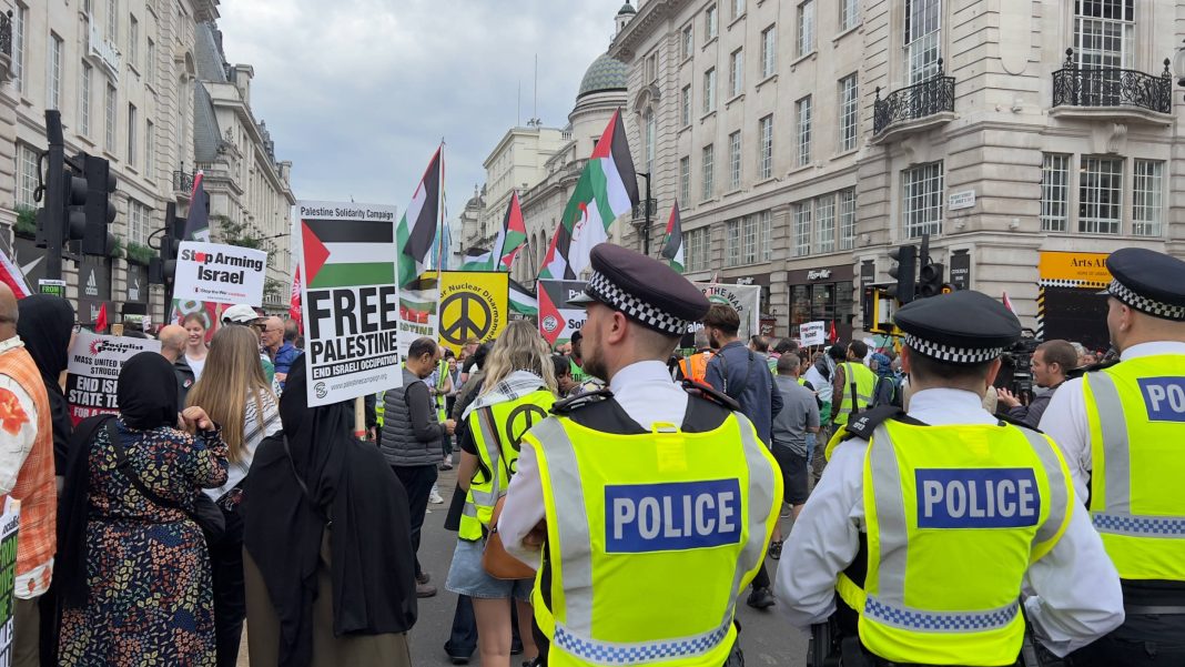 Reino Unido: Decenas de miles de personas marchan por Palestina hacia la embajada de Israel en Londres
