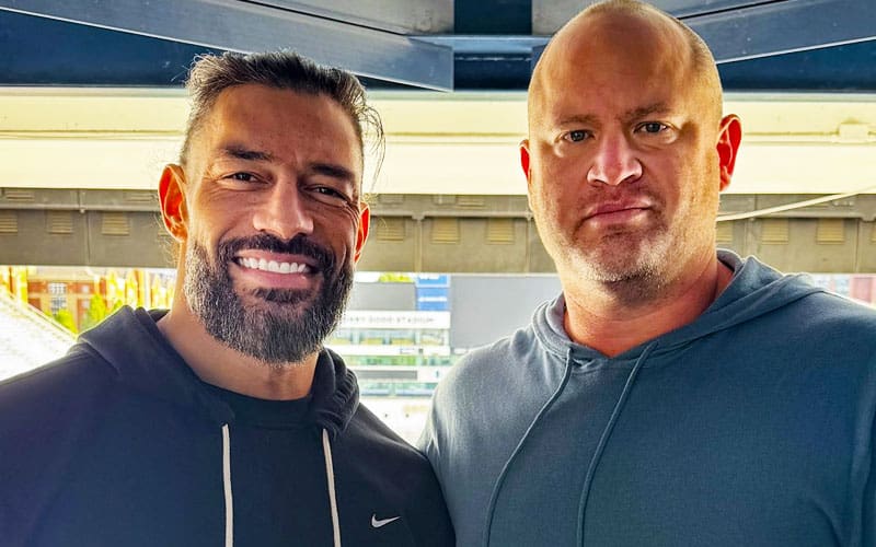 Roman Reigns se reúne con el entrenador de fútbol de Georgia Tech después del SmackDown del 13 de septiembre en WWE
