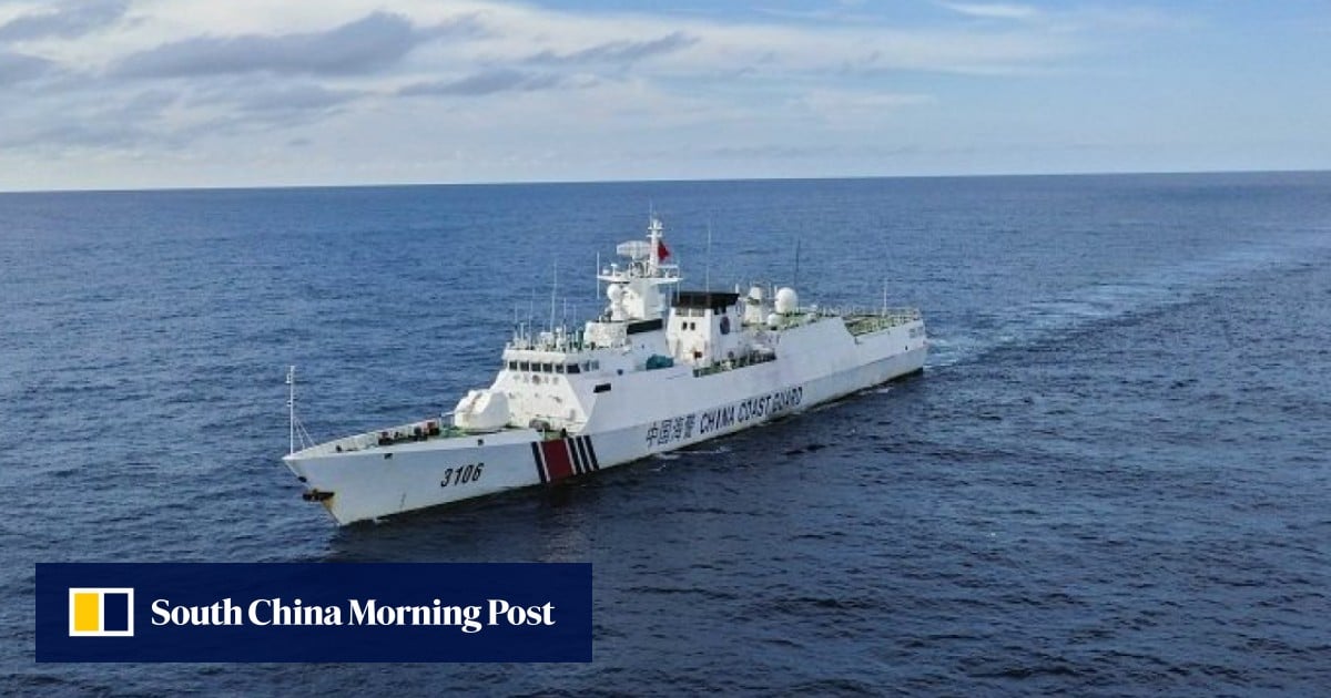 Scarborough Shoal está "completamente rodeada" por barcos chinos, dicen pescadores filipinos
