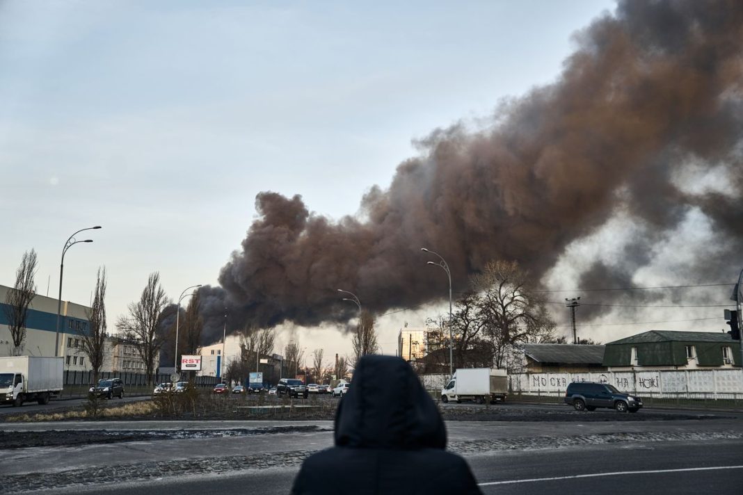 Se escuchan una serie de explosiones en Kyiv
