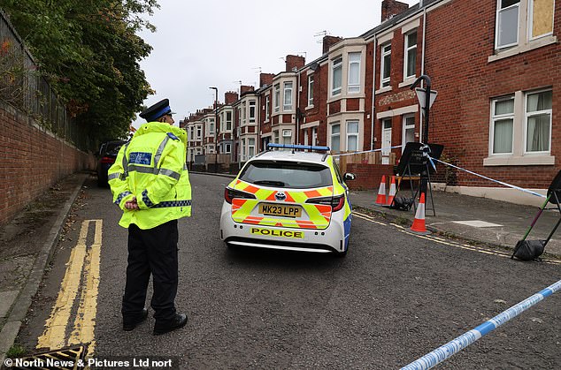 La policía en la escena en Wallsend, North Tyneside, tras la muerte de un hombre de unos 60 años