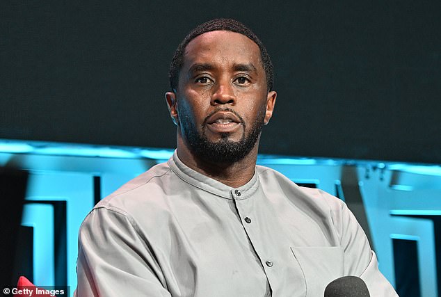 Sean 'Diddy' Combs, de 54 años, ha hablado 'brevemente' con sus siete hijos por teléfono mientras espera su juicio en el Centro de Detención Metropolitano de Brooklyn en la ciudad de Nueva York; visto en 2023