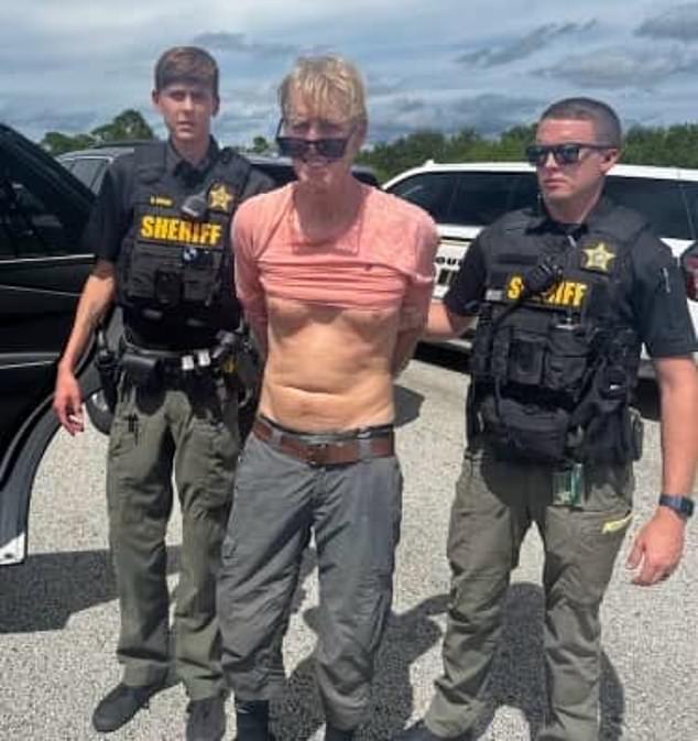 Ryan Wesley Routh, el pistolero acusado de intentar matar a Donald Trump el domingo, compareció ante un tribunal federal con las manos y los pies encadenados el lunes.