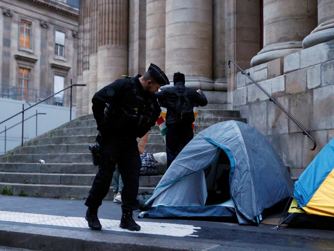 Se revisarán las normas de inmigración francesas porque la extrema derecha utiliza el asesinato como arma
