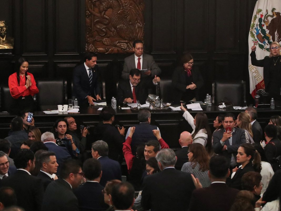 Senado de México aprueba reforma judicial tras irrupción de manifestantes en cámara
