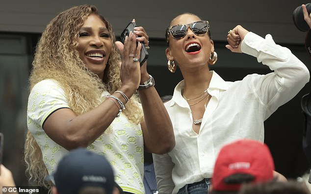 Serena Williams, de 42 años, se lo pasó genial con Alicia Keys mientras veía el US Open en Flushing, Nueva York, el domingo.