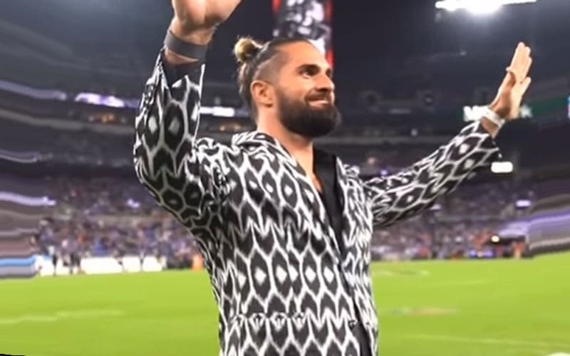 Seth Rollins aparece durante el partido de fútbol americano del domingo por la noche de la NFL Ravens vs Bills
