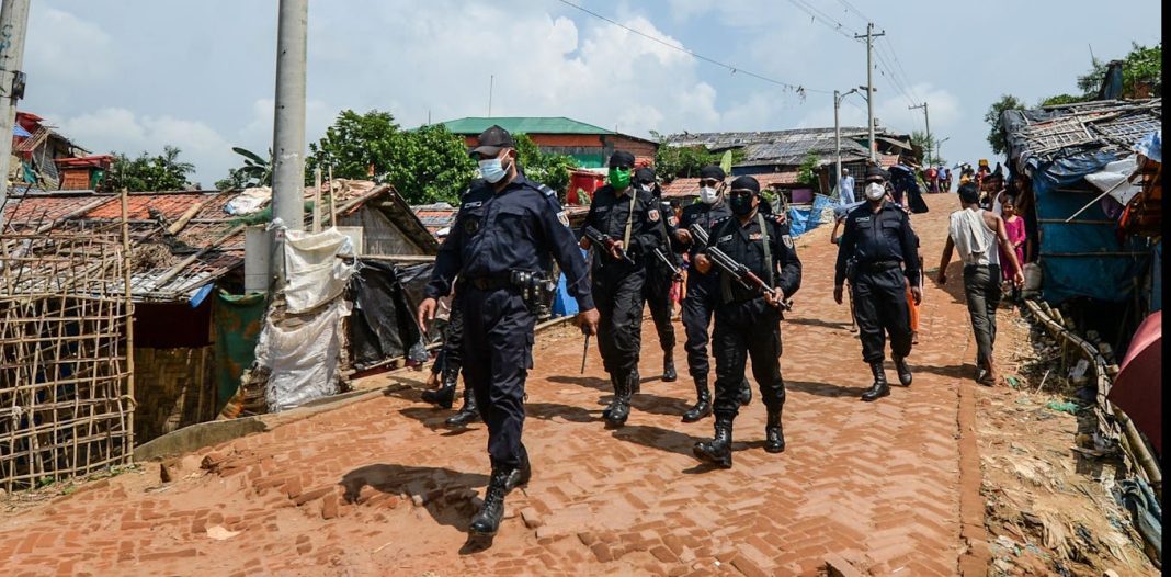 Siete años después del genocidio, la situación de los refugiados rohingya en Bangladesh se ve agravada por la violencia en los campamentos
