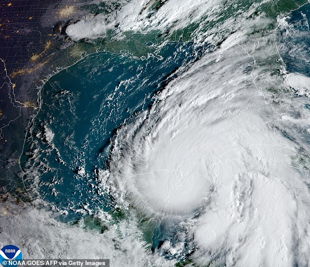 La tormenta tropical Helene se convirtió en huracán el miércoles, un día antes de que se espera que toque tierra en Florida.