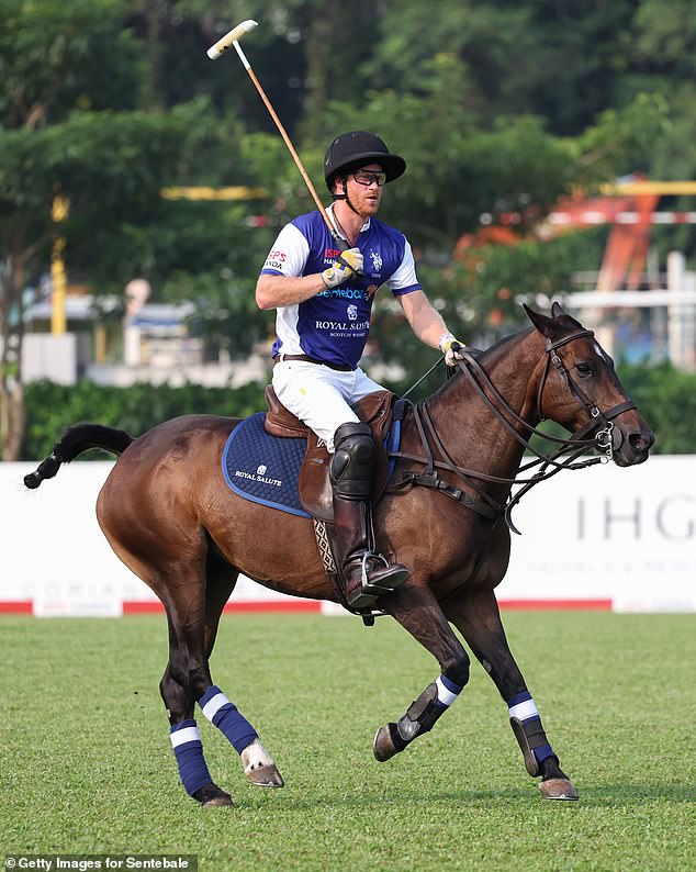 Los jefes de Netflix quedaron decepcionados, después de que el nuevo documental de polo de cinco partes del Príncipe Harry pareciera que apenas presenta al Duque (en la foto: Harry jugando al Polo en 2023)