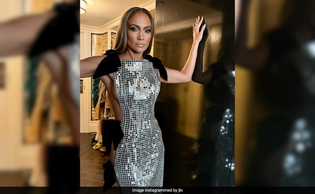 TIFF 2024: Jennifer Lopez camina por la alfombra roja con un 