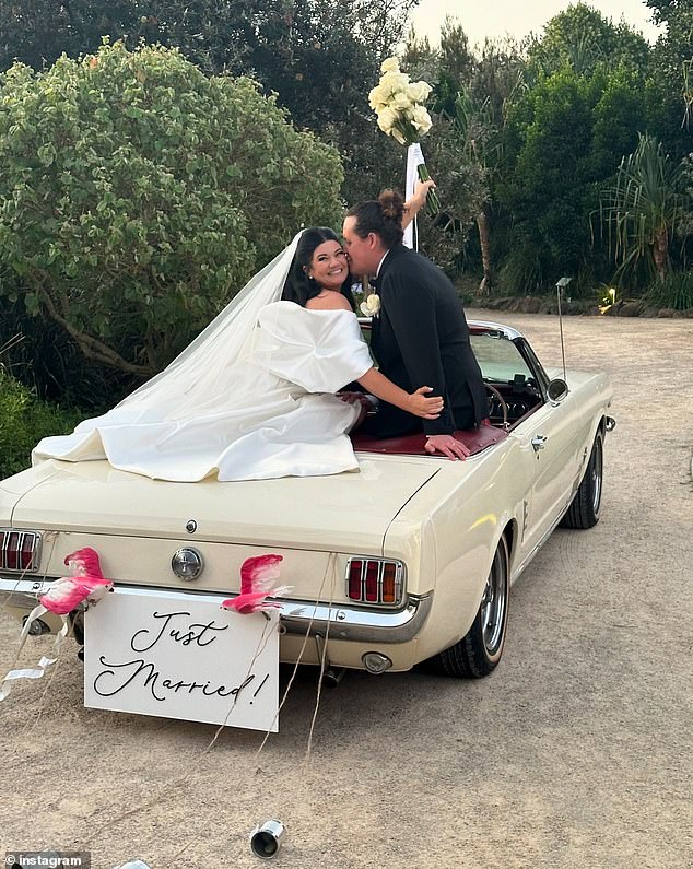 Tanya Hennessy se casó con su pareja de muchos años, Thomas Poole, en una impresionante ceremonia en Byron Bay. Ambos aparecen en la foto