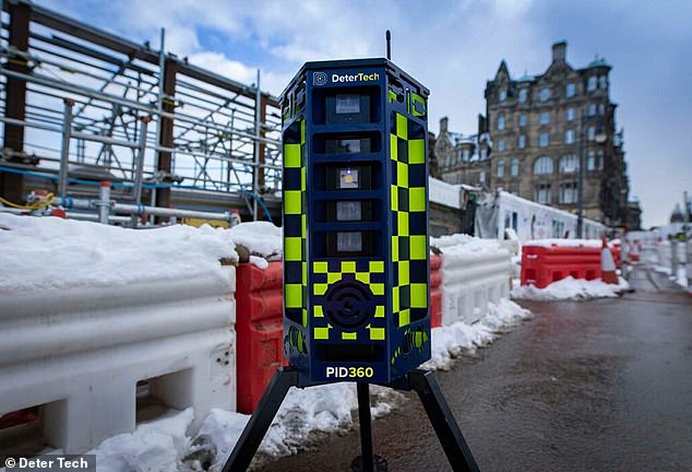 Tesco ha instalado varios robots de seguridad PID360 (en la foto) en tiendas de todo el Reino Unido, según informes