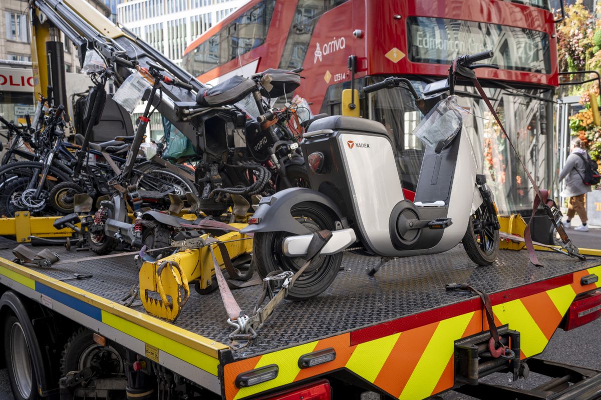 'Trampas mortales' utilizadas por delincuentes: la policía del Reino Unido informa de un aumento en las incautaciones ilegales de bicicletas eléctricas
