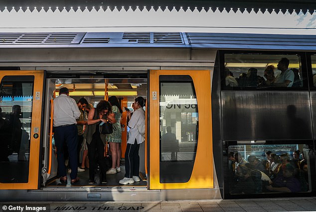 Sydney Trains anunció el lunes por la mañana que se estaban realizando reparaciones urgentes en las vías de la Estación Central.