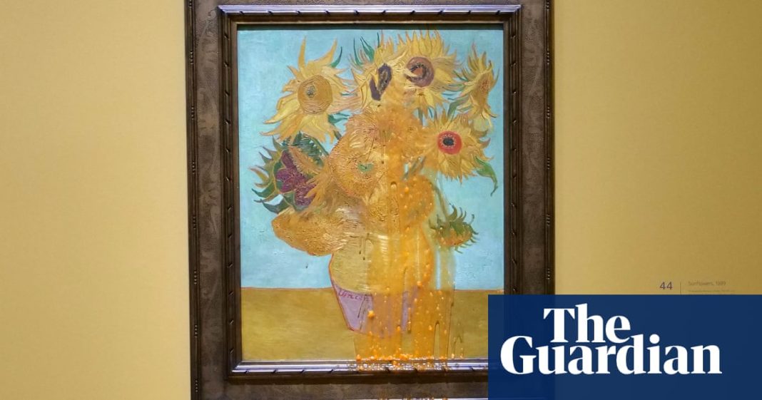 Tres activistas de Just Stop Oil acusados ​​por arrojar sopa a cuadros de Van Gogh
