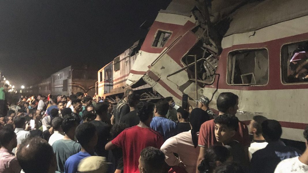 Tres muertos tras colisión de trenes de pasajeros en Egipto
