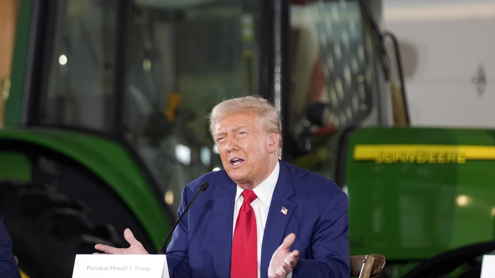 Trump amenaza con un arancel del 200% si John Deere traslada producción a México
