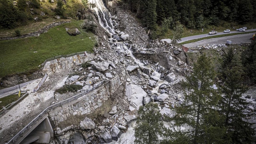 Turistas varados en una montaña suiza son evacuados en helicóptero
