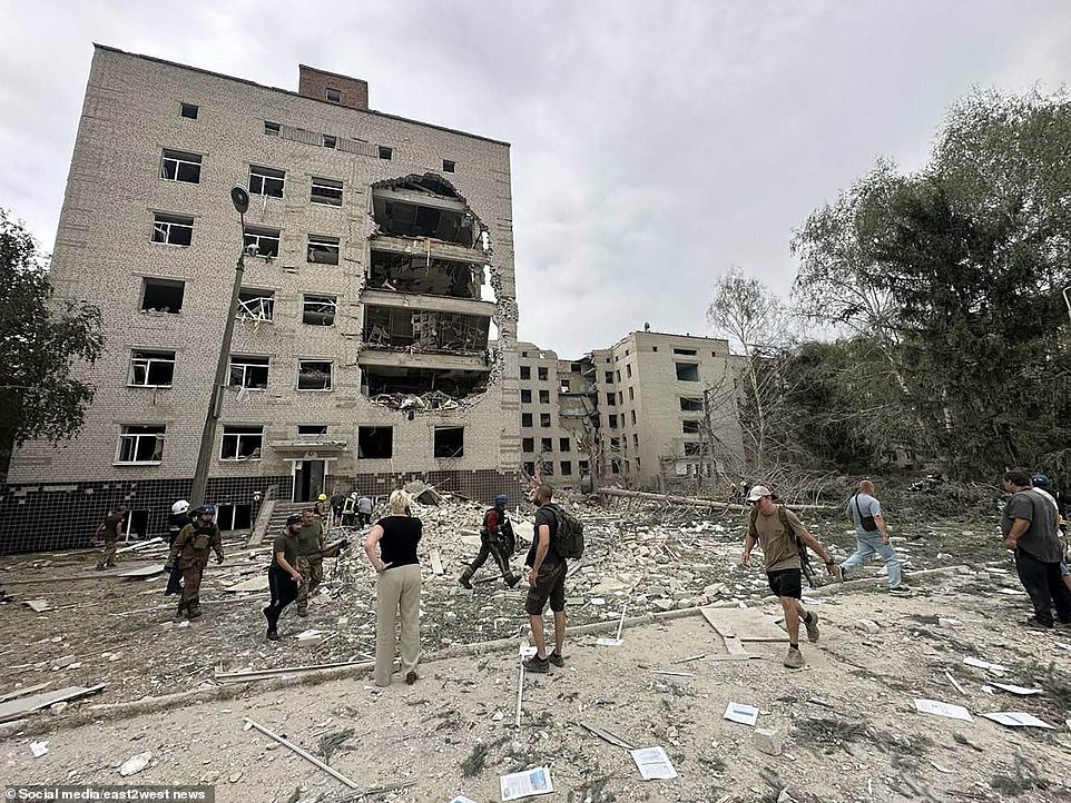 Ucrania ha sufrido uno de sus días más oscuros después de que dos misiles balísticos mataran a más de 40 personas y hirieran a unas 200, dijo hoy el presidente Volodymyr Zelensky. Los misiles alcanzaron un centro educativo y un hospital cercano en una región central de Ucrania y Zelensky prometió que 