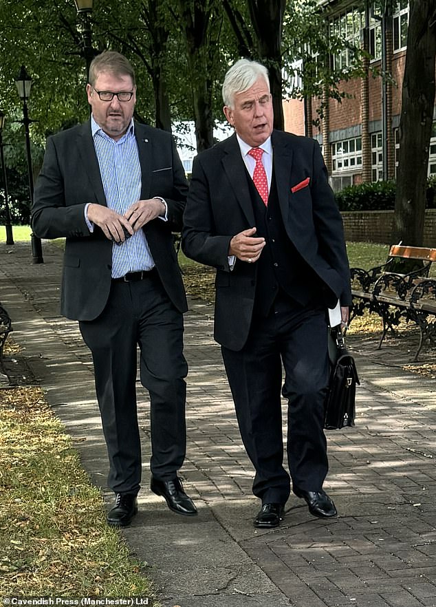 Geoffrey Underhill (izquierda) y su abogada Gwyn Lewis fuera del tribunal