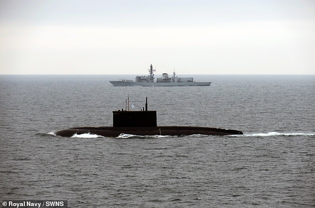 El HMS Iron Duke siguió de cerca al submarino de clase Kilo Novorossiysk y a su remolcador de apoyo Evgeny Churov a través del estrecho de Dover y hacia el Atlántico.