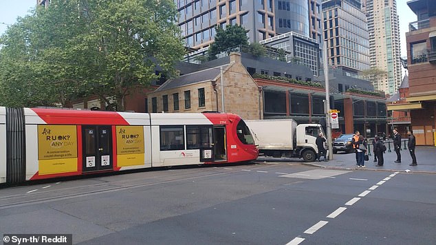 El conductor del camión fue tratado por heridas leves después del accidente en la intersección de Pitt y Hay Street en Haymarket en el CBD de Sydney (en la foto)