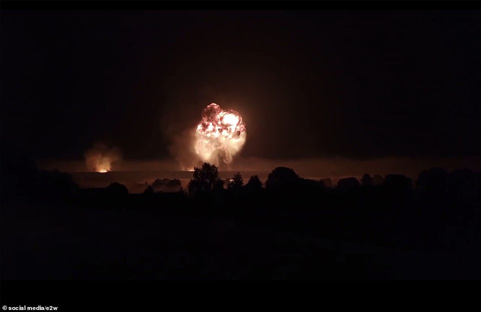 Una enorme nube en forma de hongo se elevó sobre un depósito de armas 